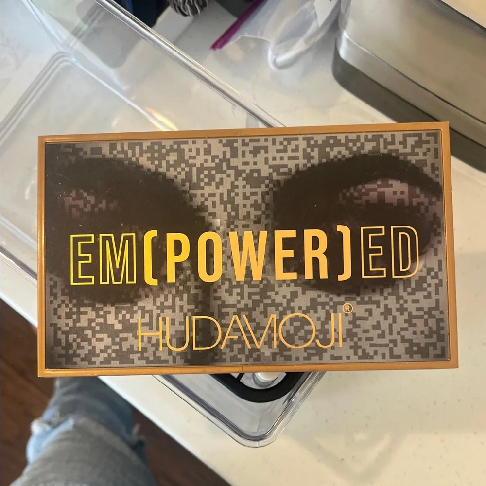 HUDAVIOJI EM(POWER)ED Palette used - some new.